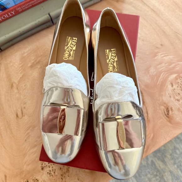 Salvatore Ferragamo ‘Elisabel’ Vara loafer, in gold ‘Butter / Oro’, size 10 M - Picture 1 of 5